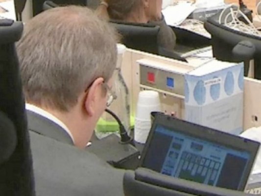 Unul dintre judecătorii lui Anders Breivik juca...solitaire!